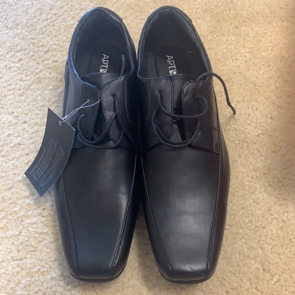 NEW men’s dress shoes